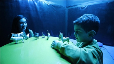 Özel gereksinimli çocuklar "karanlık oda"da rehabilite ediliyor