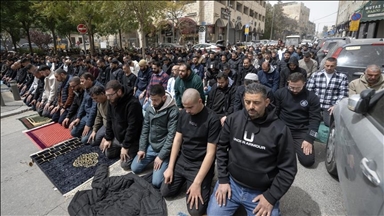 محرومیت فلسطینیان از ورود به مسجد الاقصی؛ نماز جمعه در اطراف این مکان مقدس اقامه شد