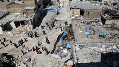 متعلقات شخصية وسط أنقاض.. الأناضول توثق الدمار في كرج الإيرانية