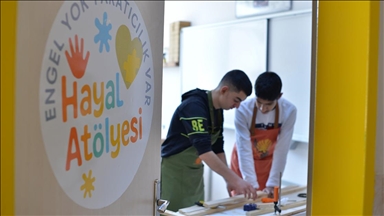Özel eğitim öğrencileri "Hayal Atölyesi"nde üretimle hayata hazırlanıyor