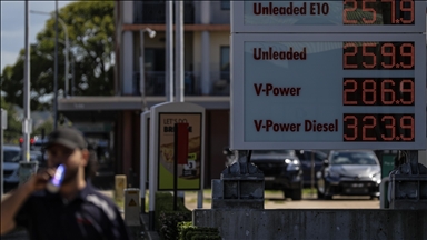 Australia urges long-distance drivers to refuel in cities amid fuel shortages