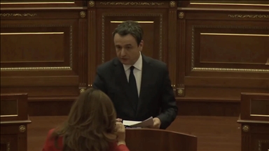 Incident në Kuvendin e Kosovës, deputetja Musliu i merr mikrofonin Kurtit gjatë debatit për naftën