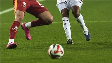 Lider Galatasaray, Süper Lig'de yarın Trabzonspor'a konuk olacak
