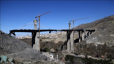 إثر غارتين أمريكيتين.. الأناضول ترصد دمار جسر "بي1" في إيران