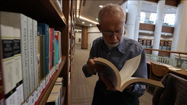 Пензиониран кројач од Газиантеп чита во библиотека од утро до мрак станувајќи пример за младите