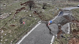 Ji bo vekirina rêya li Çiyayê Nemrûdê ku çûbû xwarê xebat berdewam dikin