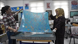 Jinên Wanî bi neqşên ebrûyî reng didin cil û bergan