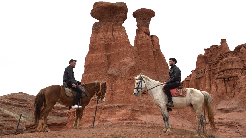 Oxhaqet e zanave në Narman i bashkojnë dashamirësit e natyrës në turet safari me kalë