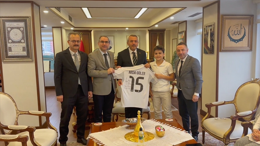 Rizeli Safa, Cumhurbaşkanı Erdoğan'dan istediği imzalı Arda Güler formasına kavuştu