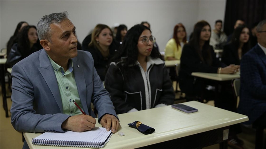 Çalıştığı üniversitede eğitim hayatını sürdürüyor