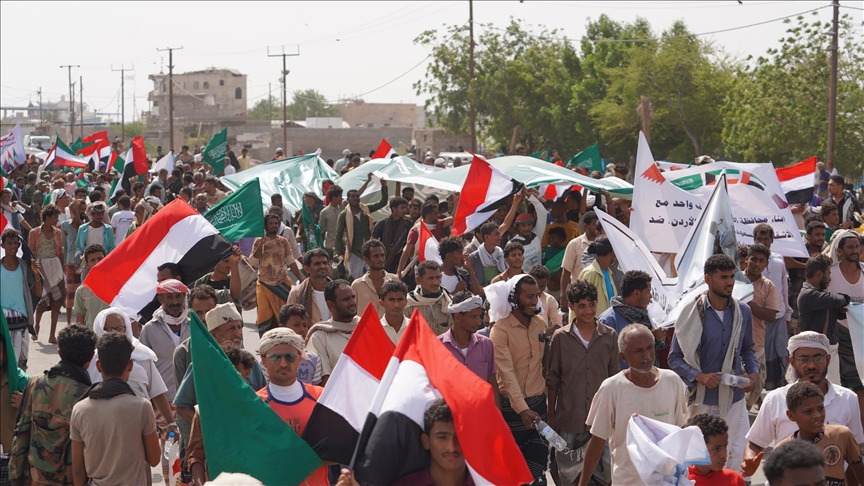 آلاف اليمنيين يتظاهرون تضامنا مع دول عربية ضد "الاعتداءات الإيرانية"