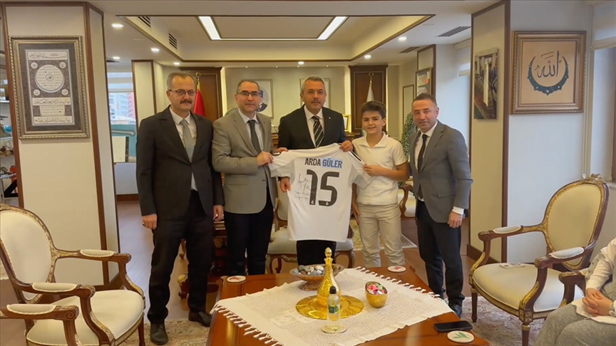 Rizeli Safa, Cumhurbaşkanı Erdoğan'dan istediği imzalı Arda Güler formasına kavuştu