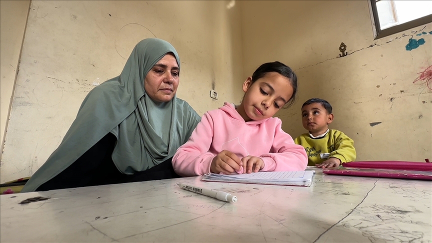 İki kez öksüz kalan Gazzeli küçük Cennet, aile sıcaklığına ve çocukluğuna kavuşma hayali kuruyor