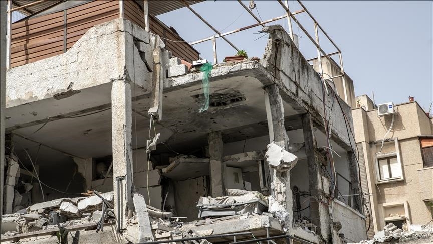 شظايا صاروخ انشطاري إيراني تصيب 6 مواقع وسط إسرائيل 