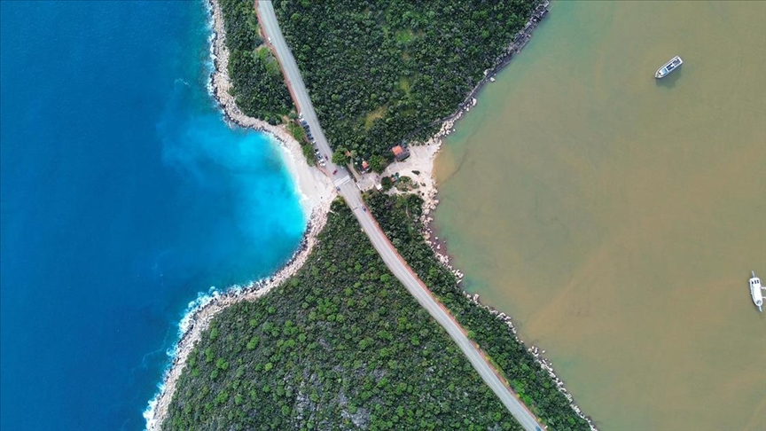 Kaş'ta sağanak sonrası denizin bir kısmı kahverengiye döndü