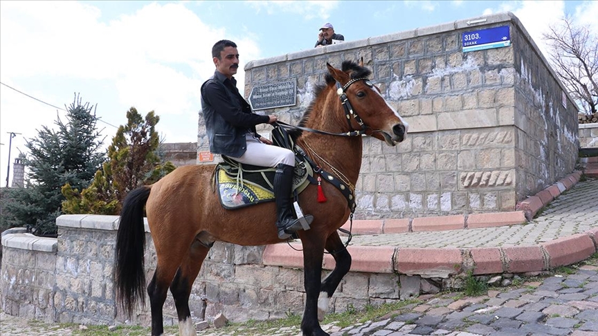 Tarihi mahallenin muhtarı at sırtında hizmete koşuyor