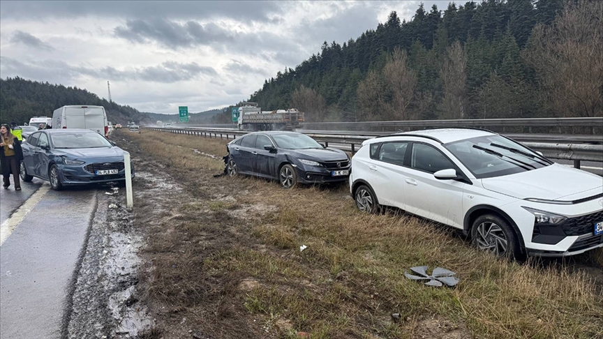 Anadolu Otoyolu'da 9 aracın karıştığı kazada 6 kişi yaralandı