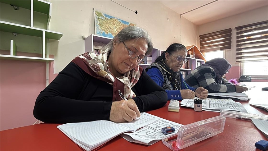 Kadın muhtar sayesinde nineler yıllar sonra okulun yolunu tutuyor