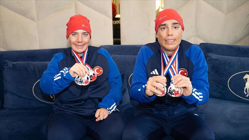 Otizmli ikizler kayak sporunda başarı gösteriyor