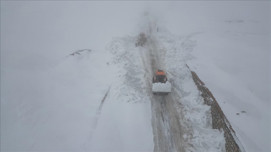 Erzincan'da Kar Kaplıcaları Metnizde 4 Metrelik Kalişkayı Açıyorlar