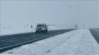 Kar ve tipi Ardahan'da bazı yollarda ulaşımı aksatıyor