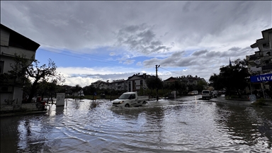 Bazı illerde sağanak hayatı olumsuz etkiledi