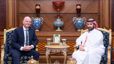 ولي العهد السعودي ورئيس الفيفا يبحثان تعزيز التعاون الرياضي