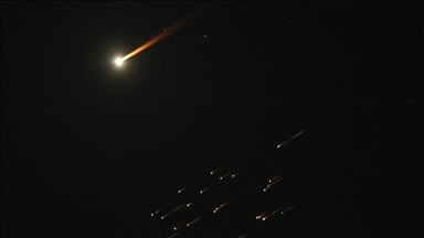 إسرائيل.. إصابة شخص وحريق بمصنع إثر موجتين من الصواريخ الإيرانية