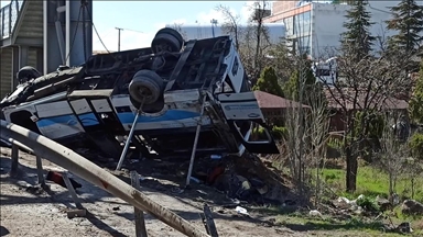 Kahramankazan'da özel halk otobüsü üst geçidin ayağına çarptı, 5 kişi öldü, 14 kişi yaralandı