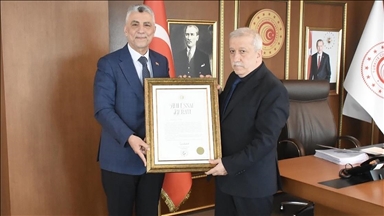 Bakan Bolat'tan Pakistanlı aileden ücret almayan esnafa Ahi Esnaf Beratı