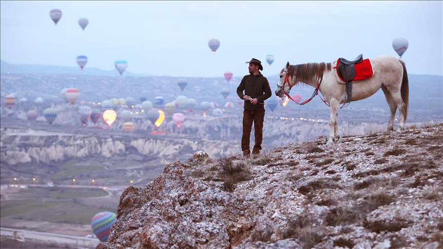  Kalorësi i Shpateve  eksploron Kapadokinë mbi kalë