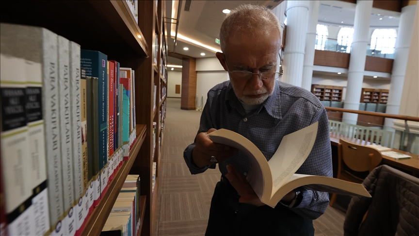  Dashuruesi i librave   Rrobaqepësi 76 vjeçar në pension bëhet shembull për të rinjtë në lexim