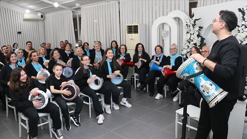 7'den 70'e aynı ritmi tutan eller, müziğin birleştirici gücünde huzur buluyor