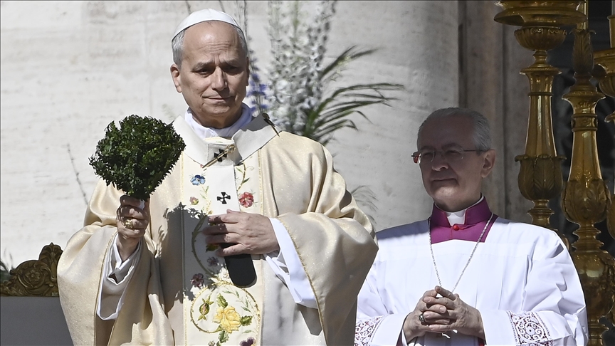 Pope urges 'those who have the power to unleash wars' to choose peace