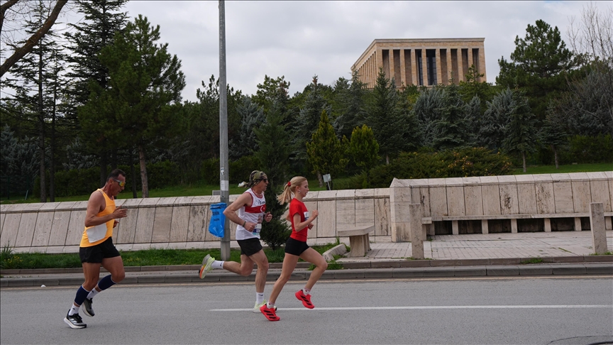 Spanish athlete Mechaal wins in men's, Türkiye's Kunur clinches women's in 1920 Running Race