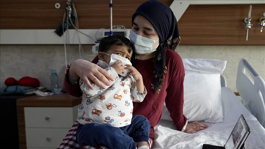 Fedakar anne karaciğeriyle bebeğini yeniden hayata bağladı