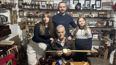 Isparta'da üç kuşaktır atık ahşap sanata dönüşüyor