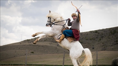 Milli atlı okçu avukat Alptekin uluslararası yarışmalarda Türkiye'yi temsil ediyor