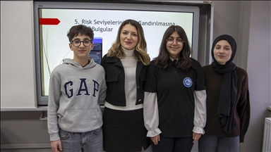 Lise öğrencileri, mobil oyunların bağımlılık riskini analiz eden uygulama geliştirdi