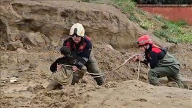İzmir'de oyun oynarken çamura saplanan iki çocuk kurtarıldı
