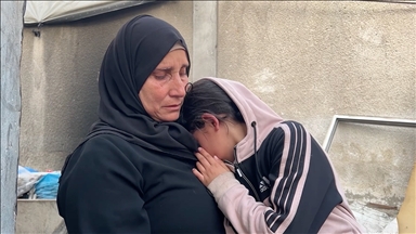 Gazze'de İsrail bombardımanında babasını kaybeden küçük kızın tek isteği eve dönmek