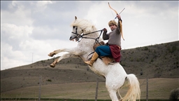 Milli atlı okçu avukat Alptekin uluslararası yarışmalarda Türkiye'yi temsil ediyor