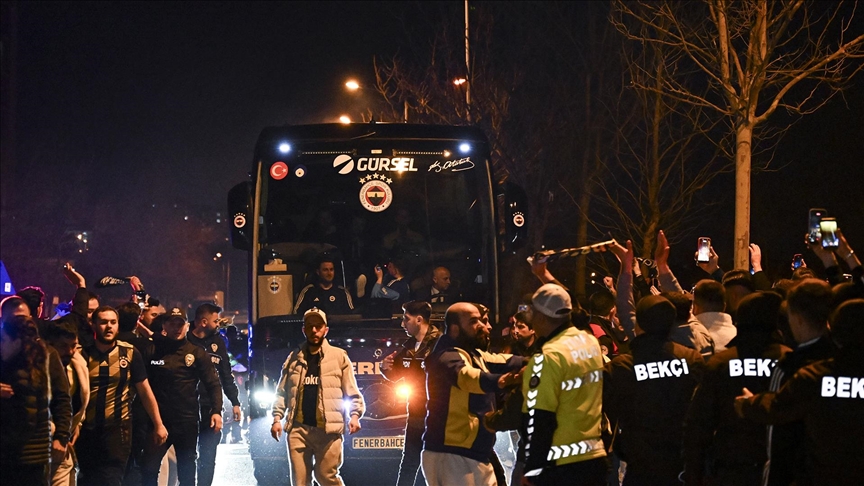 Derbiyi kazanan Fenerbahçe'yi, tesislerinde taraftarları karşıladı