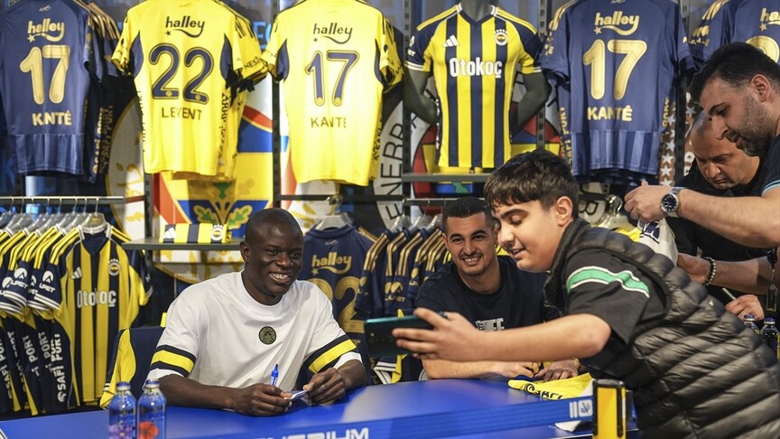 Fenerbahçeli futbolcular Kante ve Levent Mercan imza gününde taraftarlarla buluştu