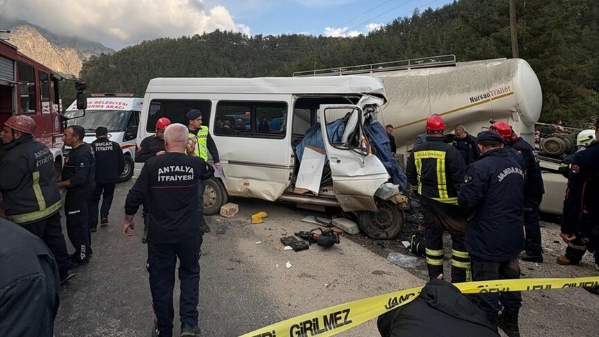 Burdur'da minibüsle beton mikserinin çarpışması sonucu 6 kişi öldü, 4 kişi yaralandı