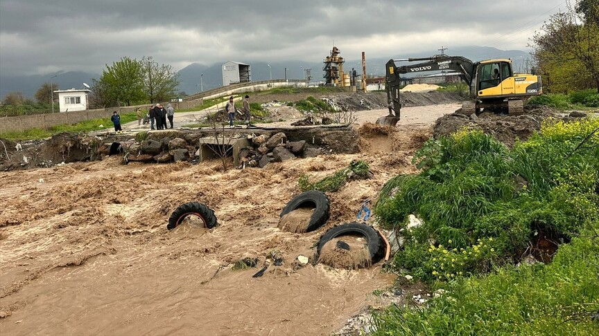 Osmaniye Düziçi'nde şiddetli yağış nedeniyle köprü çöktü