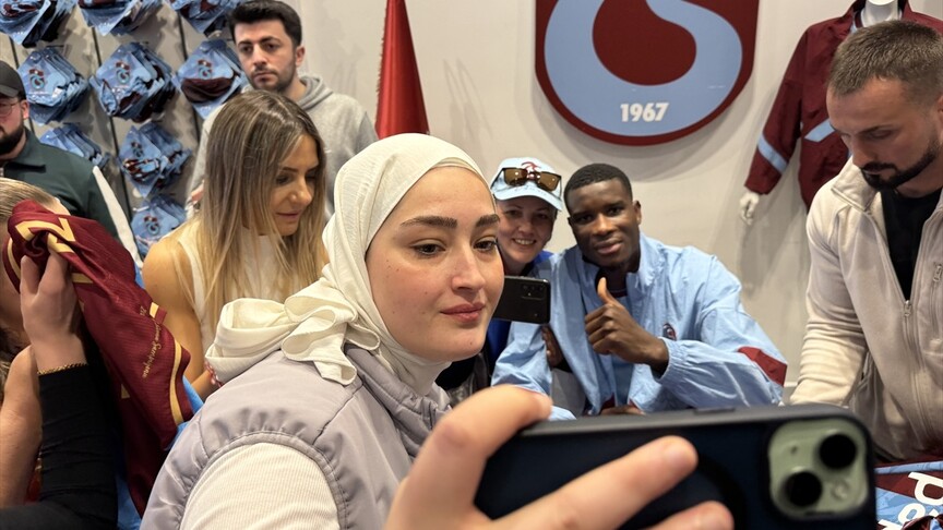 Trabzonsporlu futbolcu Onuachu taraftarlarla buluştu