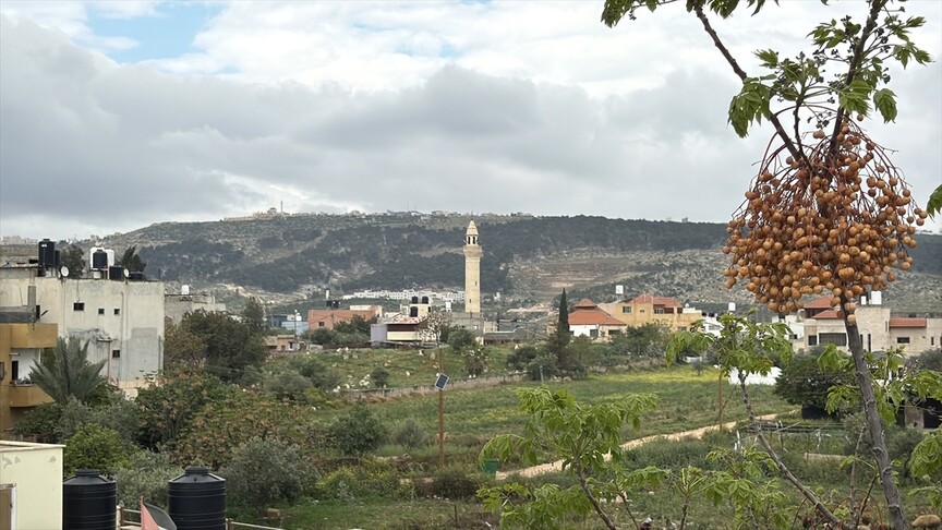 Filistin topraklarını gasbeden İsrailliler, Batı Şeria'daki çiftçileri topraklarından sürmeye çalışıyor