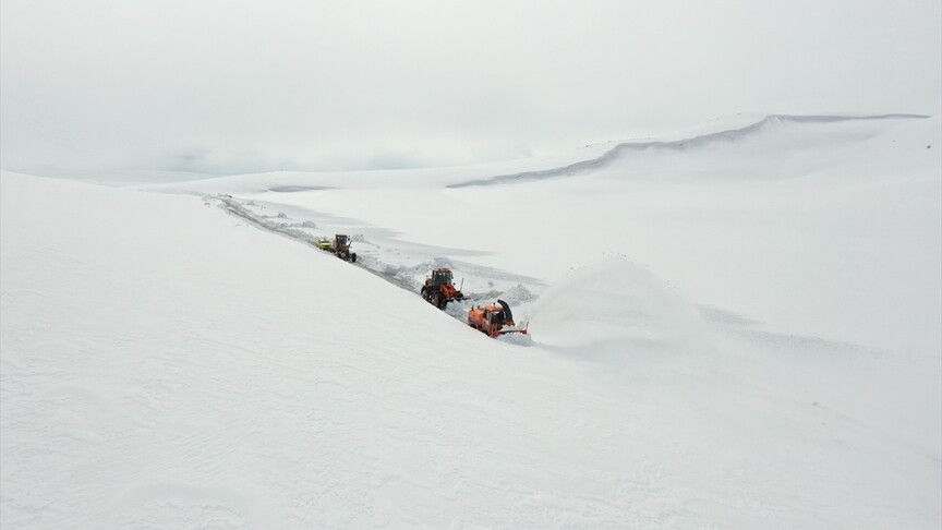 Ağrı'da ekipler nisan ortasında yoğun karla mücadele çalışması yürütüyor