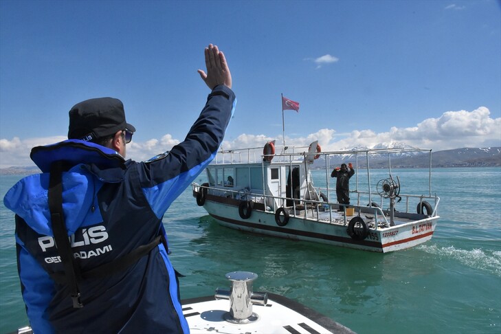 Deniz polisleri "Van Gölü'nün incisi" için teyakkuzda